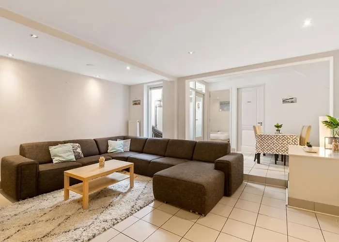 Sunny Spacious Apartment In Trendy \
